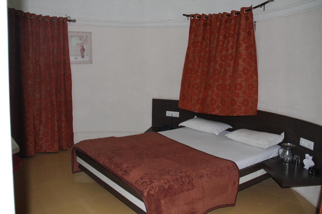 Hotel Tapovan Нашик Екстериор снимка